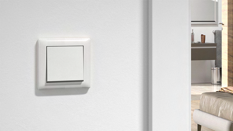 Standard 55 Rahmen, Lichtschalter weiß an Wand